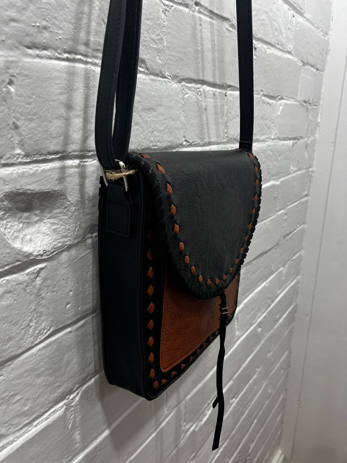 Connie Black & Tan Crossbody