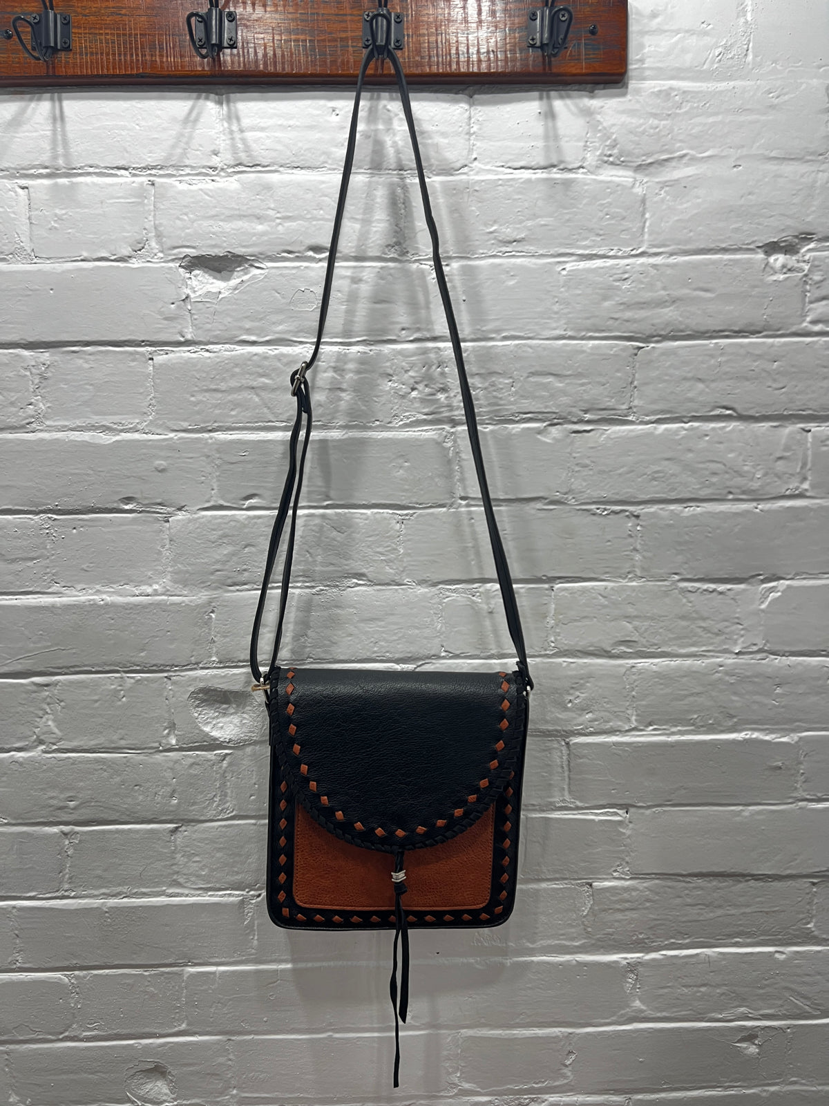 Connie Black & Tan Crossbody