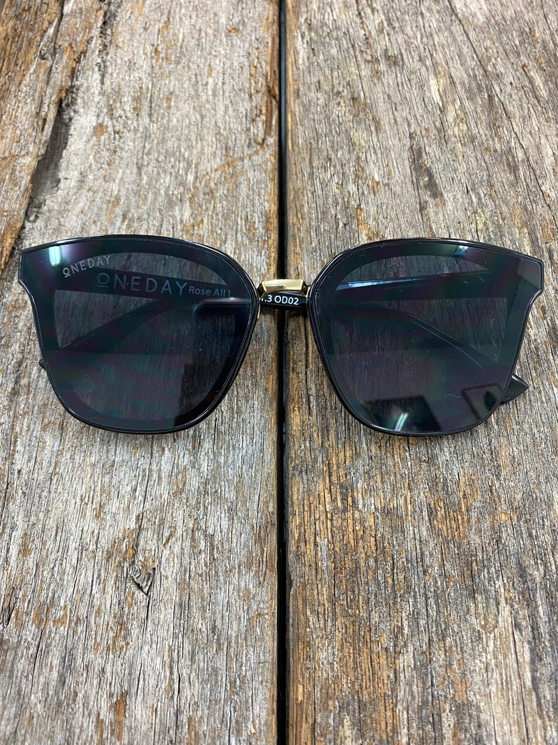 Rose' all Day Sunglasses - Black and Smoke